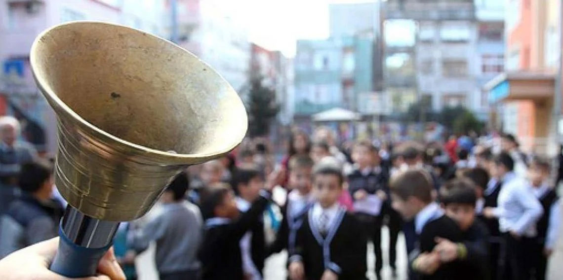 Okul kıyafetlerinde yeni dönem! Arma zorunluluğu geri getirildi