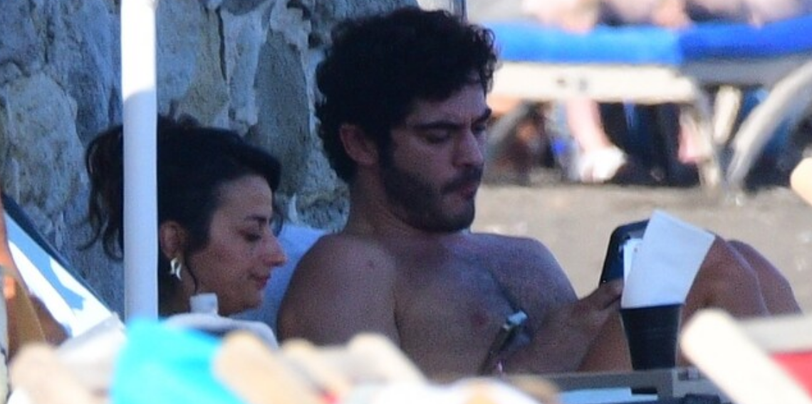 Burak Deniz Bodrum’da gizemli kadın arkadaşıyla görüntülendi!