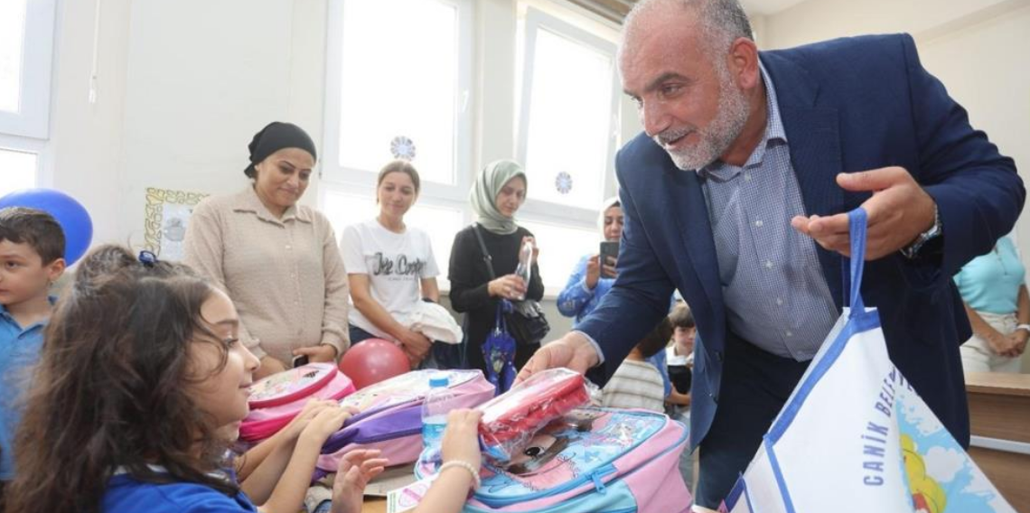 Canik'te birinci sınıfların sıralarında belediye sürprizi