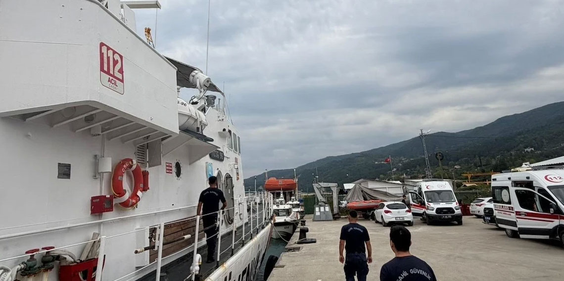 Karadeniz'de makine dairesi su alan ticari gemideki 13 kişi tahliye edildi