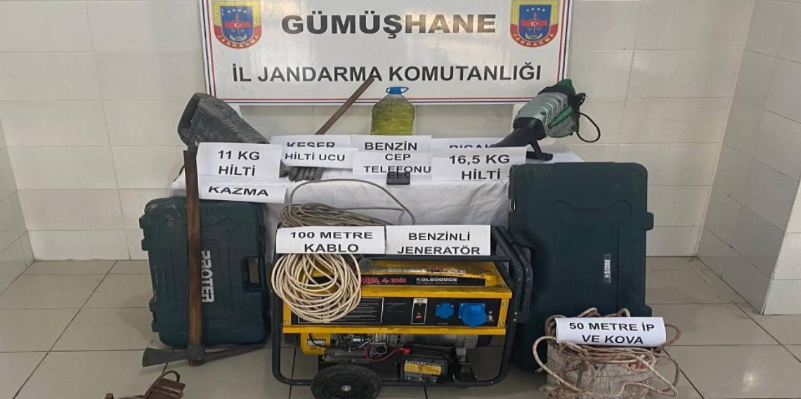 Gümüşhane’de izinsiz kazıya suçüstü: 3 kişi yakalandı