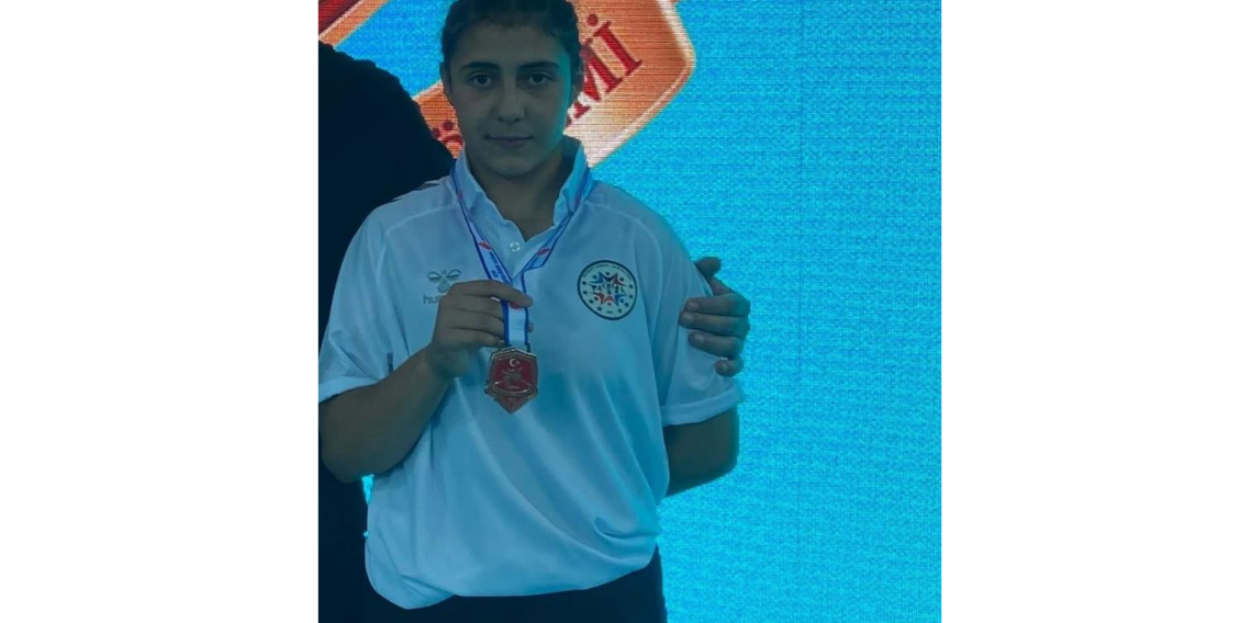 Bayburtlu genç güreşçi Türkiye şampiyonu oldu! Ecrin Akbulut’tan altın madalya