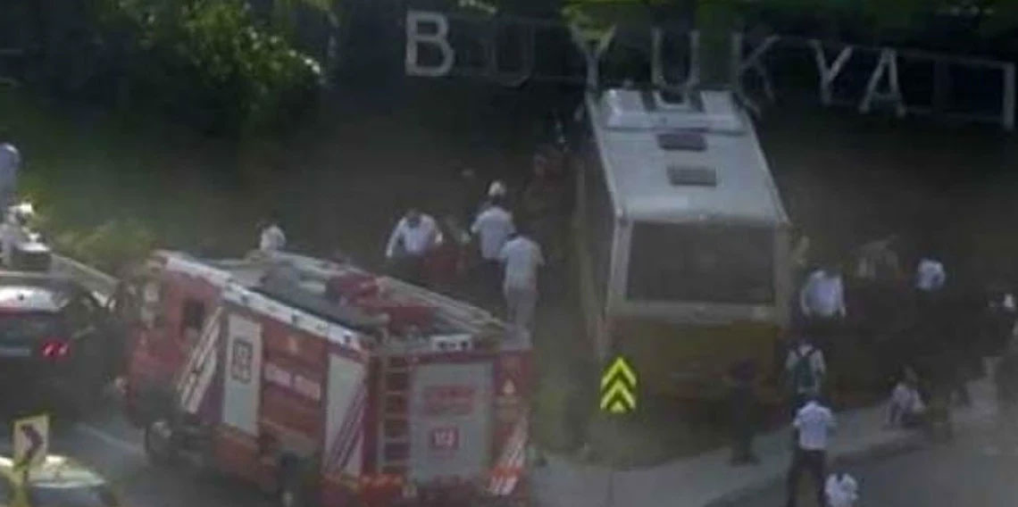 Zeytinburnu'nda İETT otobüsü bahçe duvarına çarptı