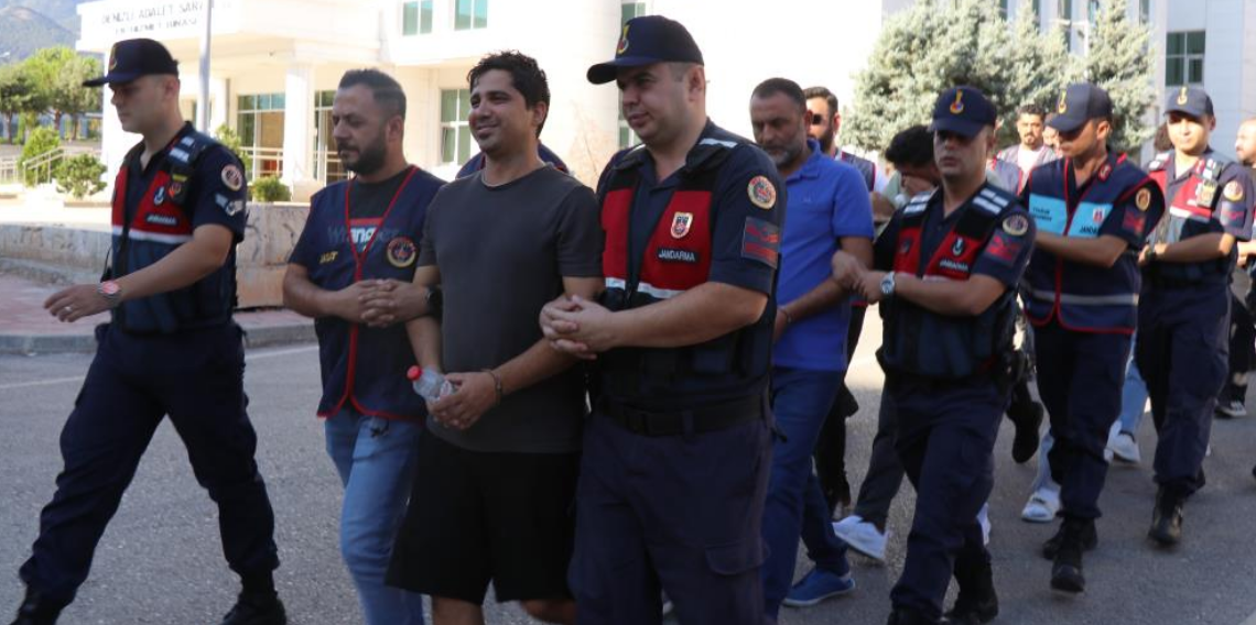 Sırıtarak girdiği adliye binasından tutuklanarak çıktı