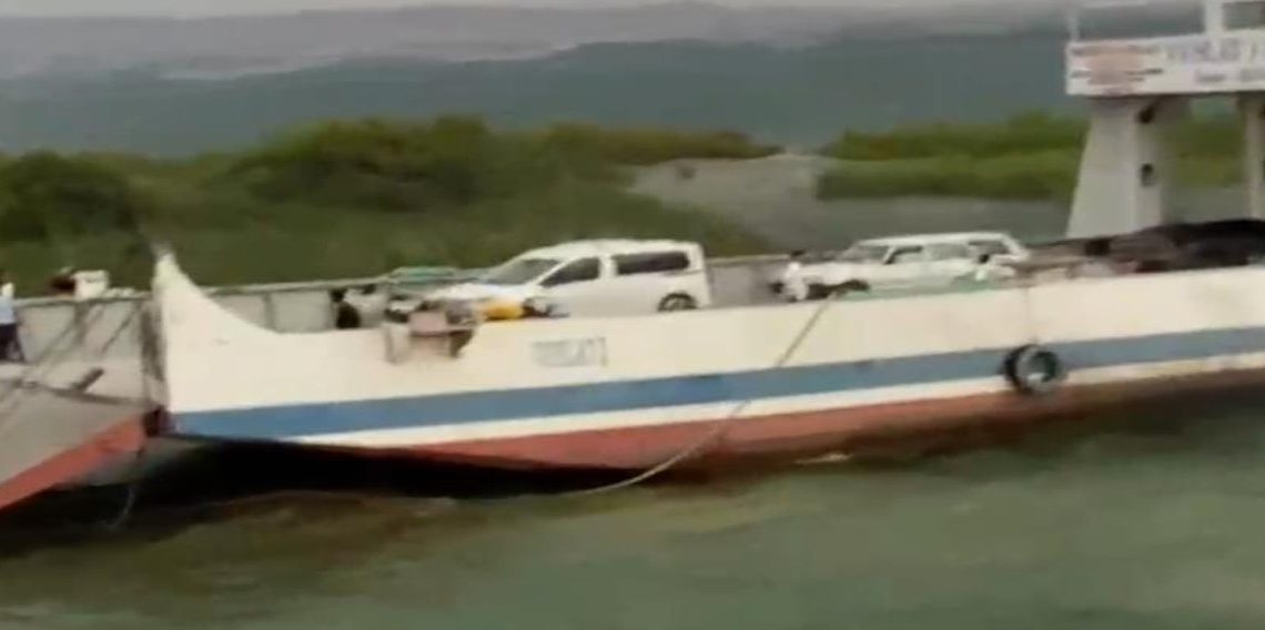 Fırtına feribotun iskeleyeye yanaşmasına izin vermedi