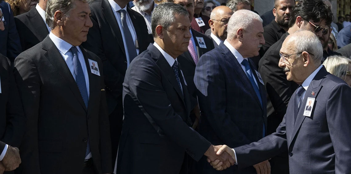 Kemal Kılıçdaroğlu ile Özgür Özel cenaze töreninde tokalaştı