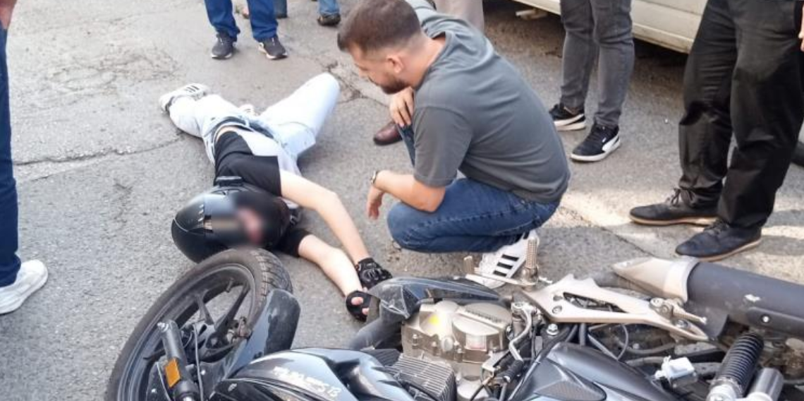 Samsun’da Feci Kaza! 17 Yaşındaki Motosikletliyi Kaskı Hayata Bağladı