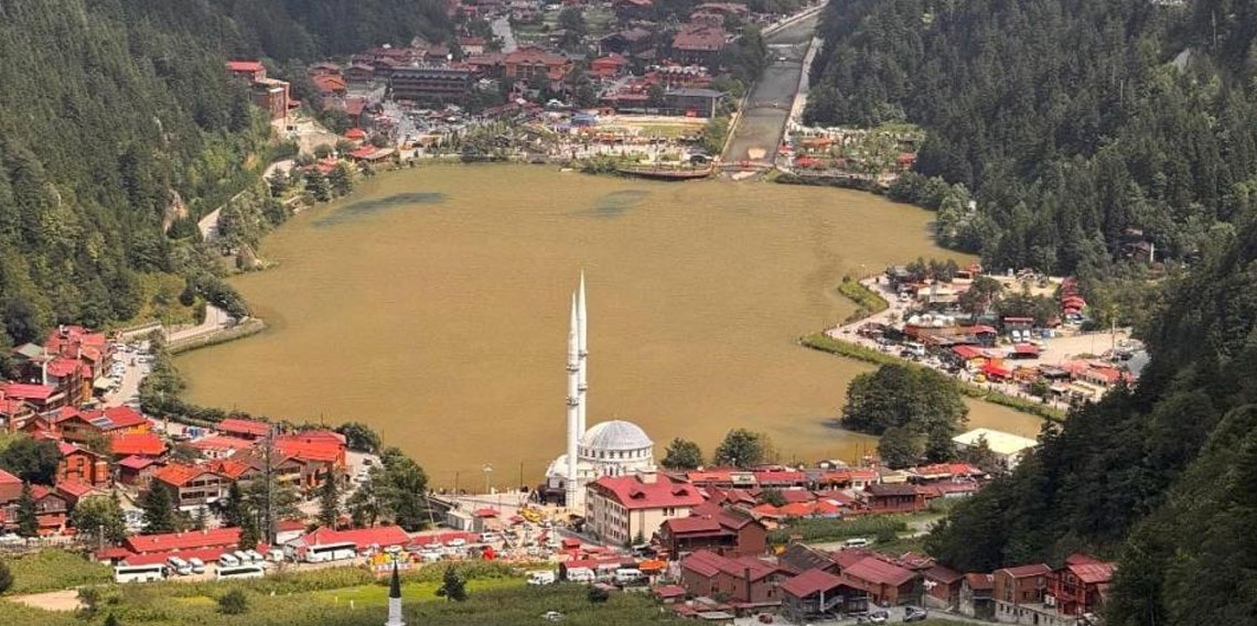 Uzungöl, yağış sonrası kahverengine büründü