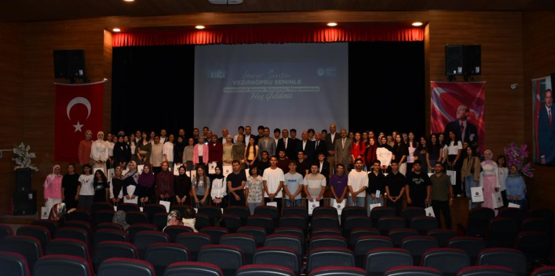 Üniversiteyi kazanan öğrenciler için uğurlama