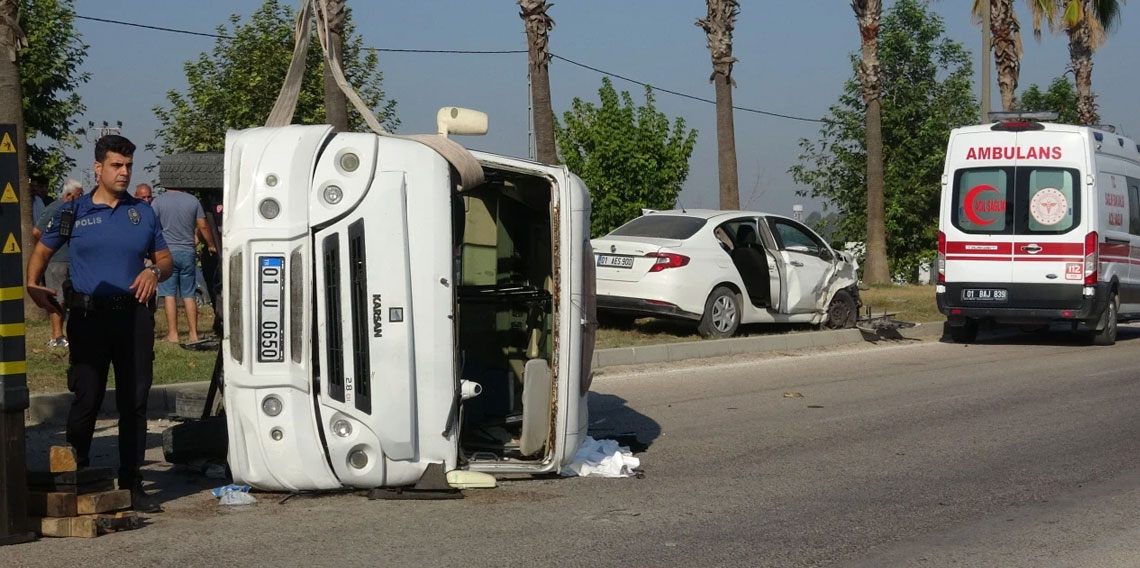 Adana'da otomobil minibüs çarptı: 1 kişi öldü, 3 kişi yaralandı