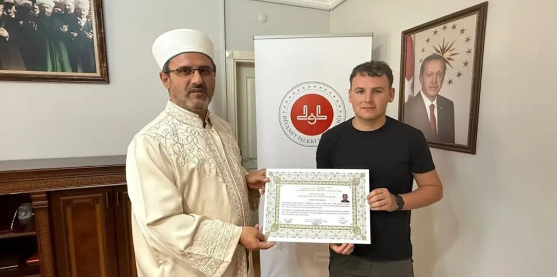 Bayram namazından etkilenip Müslüman oldu