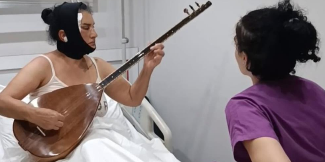 Yüz germe ameliyatı oldu, hastane odasında saz çaldı