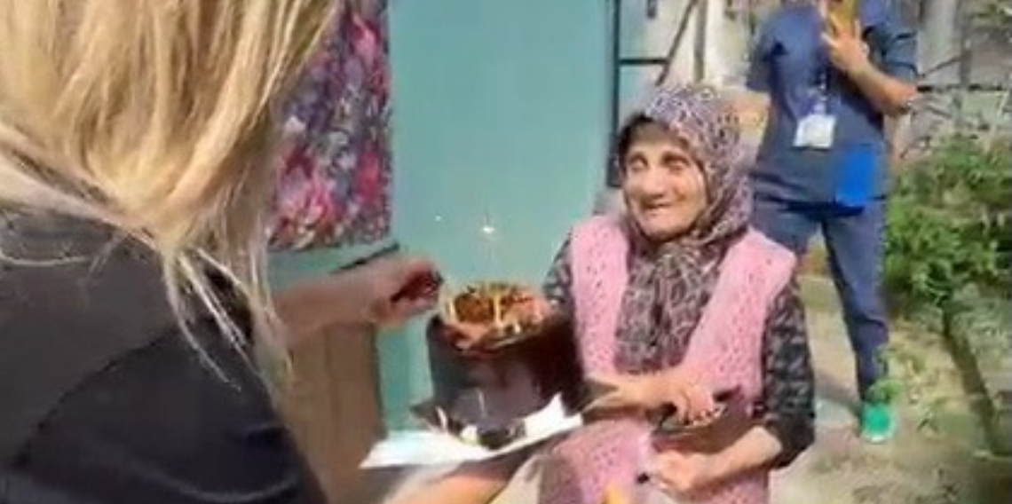 Samsun'da yaşlılara doğum günü sürprizi: Büyüklerin yüzü pasta ile gülüyor