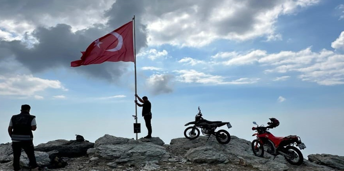 Zorlu yolları aşıp zirvedeki Türk bayrağını değiştirdiler