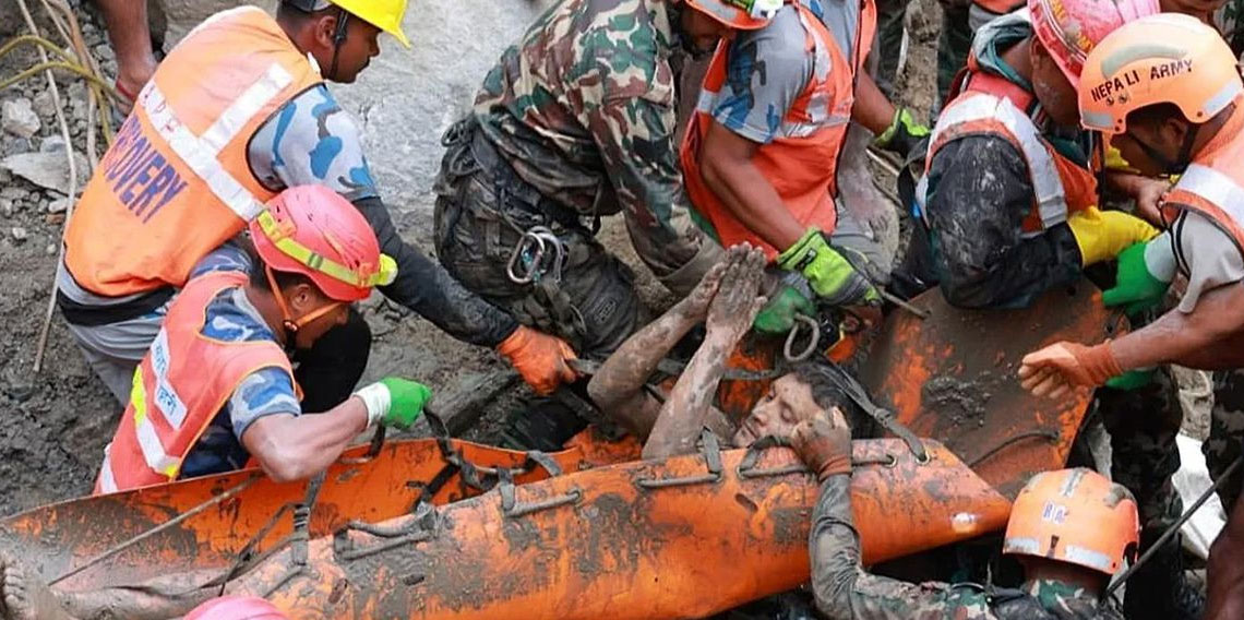 Nepal'de sel: Tünelde mahsur kalan 2 işçi 9 gün sonra kurtarıldı