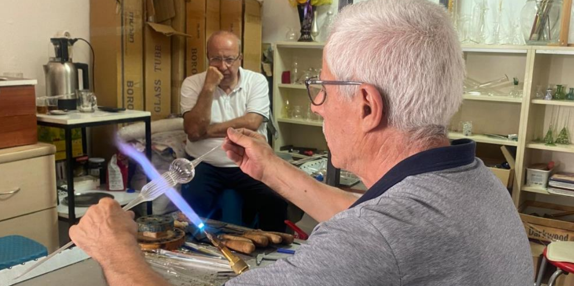 70 yaşındaki adam laboratuvar için ürettiği camları şimdi sanat için şekillendiriyor
