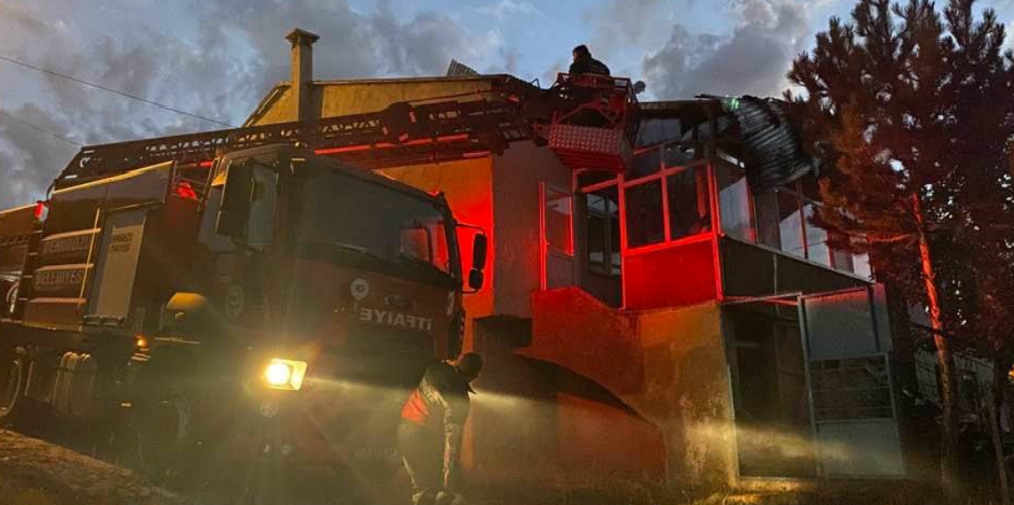 Damlıca köyünde korkutan çatı yangını! Alevler büyümeden söndürüldü