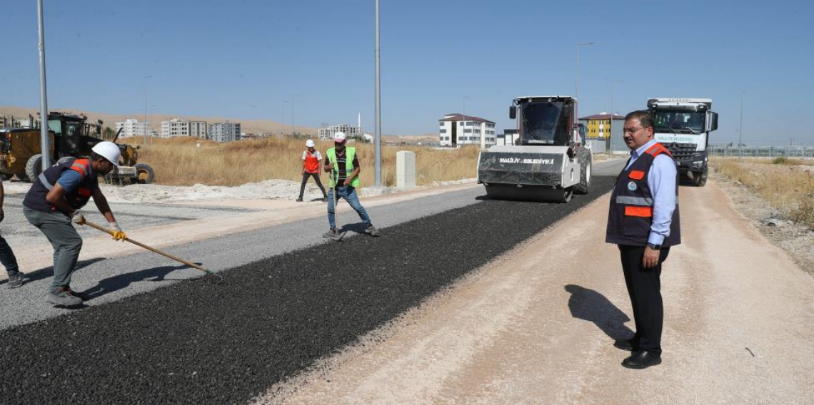 Kendi asfaltını üretip kendi yolunu yapıyor
