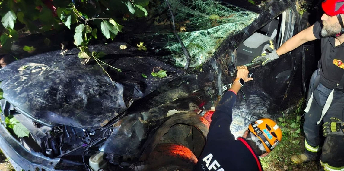 Rize'de otomobil devrildi: 2 kişi öldü 1 kişi yaralandı