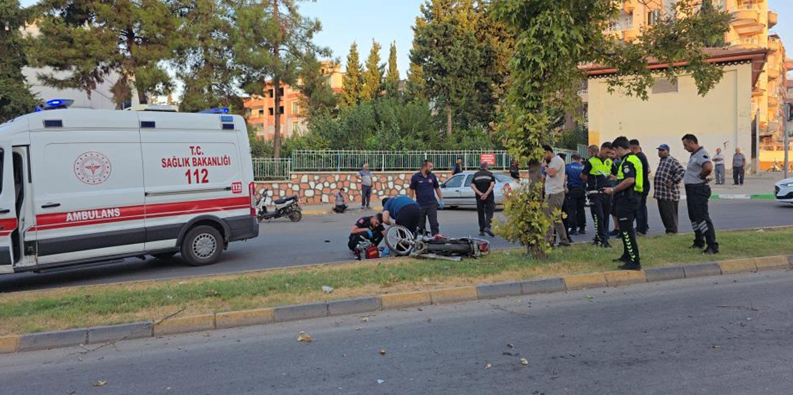 Refüjdeki ağaca çarparak devrilen motosikletin sürücüsü hayatını kaybetti