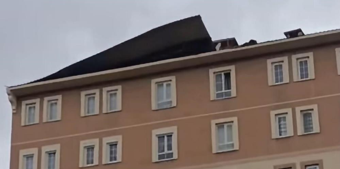 Bingöl'de kuvvetli rüzgar çatıları uçurdu