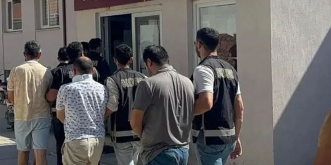 Muğla'da tekneyle yurt dışına kaçmaya çalışan 9 FETÖ şüphelisi yakalandı