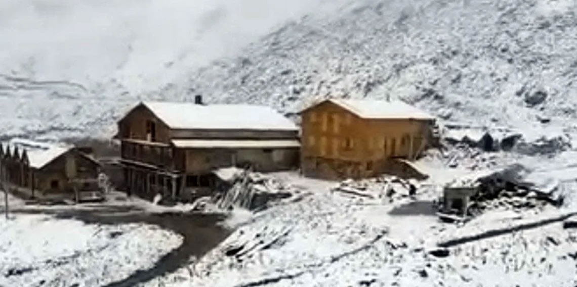 Rize’nin 3 bin 100 metrelik yaylasına Eylül’de kar yağdı