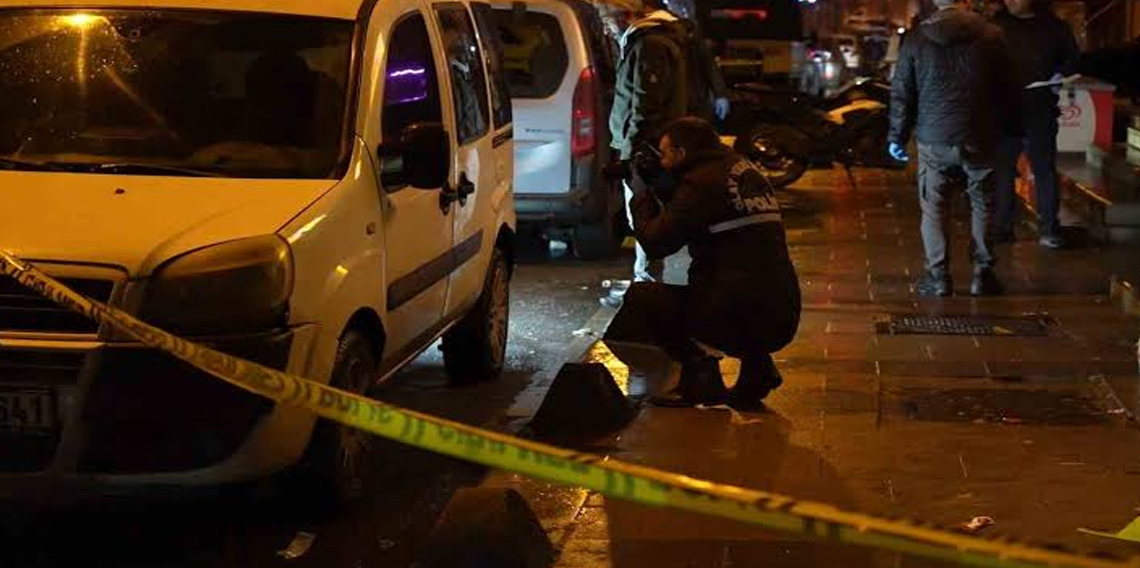 Sancaktepe'de seyir halindeki otomobile silahlı saldırı: 1 ölü