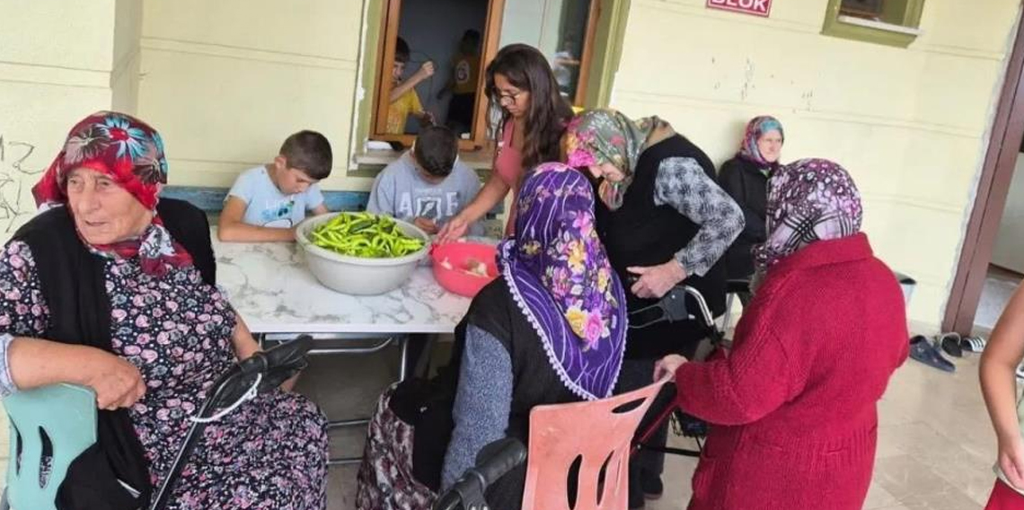 Sinop'ta nesiller buluştu, birlikte turşu kurdu