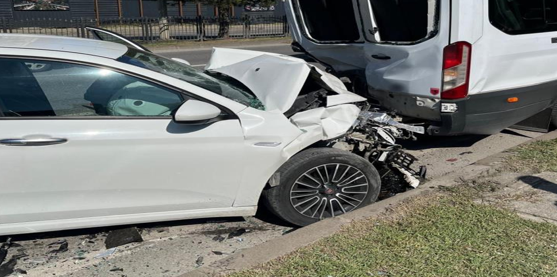 Samsun'da otomobil minibüse arkadan çarptı: 4 yaralı
