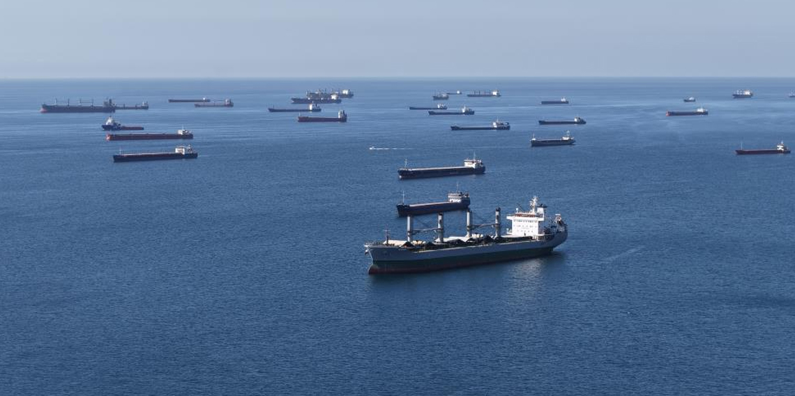 Karadeniz'deki saldırı riski nedeniyle ilerleyemeyen gemiler, İstanbul açıklarını adeta otoparka çevirdi