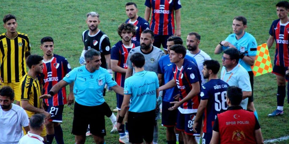 Düzcespor-Beykoz Anadolu maçı tatil edildi