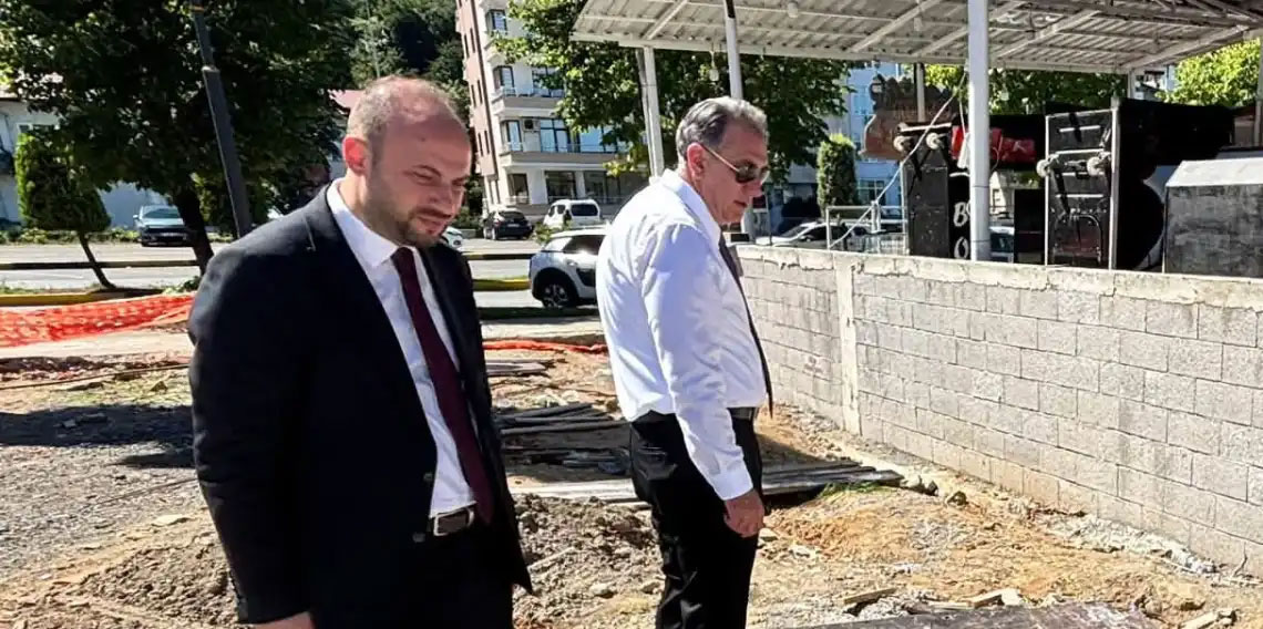 Sürmene Belediyesi ilçenin dört bir yanında sahada