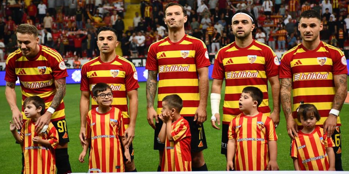 Kayserispor-İstanbulspor maçı seramonisinde Down sendromlu minik kalpler vardı