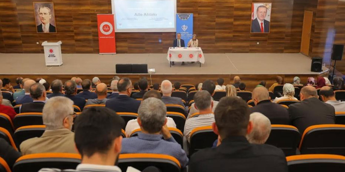 Bayburt’ta aile ahlakının temel değerleri konferansta anlatıldı