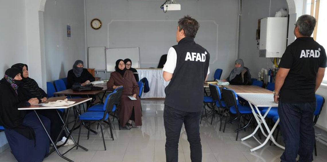 Köy köy gezen Bayburt AFAD ekipleri vatandaşları afetler hakkında bilgilendiriyor