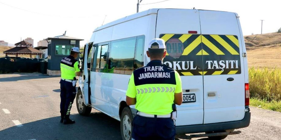 Bayburt’ta okul çevreleri ve servis araçları denetlendi