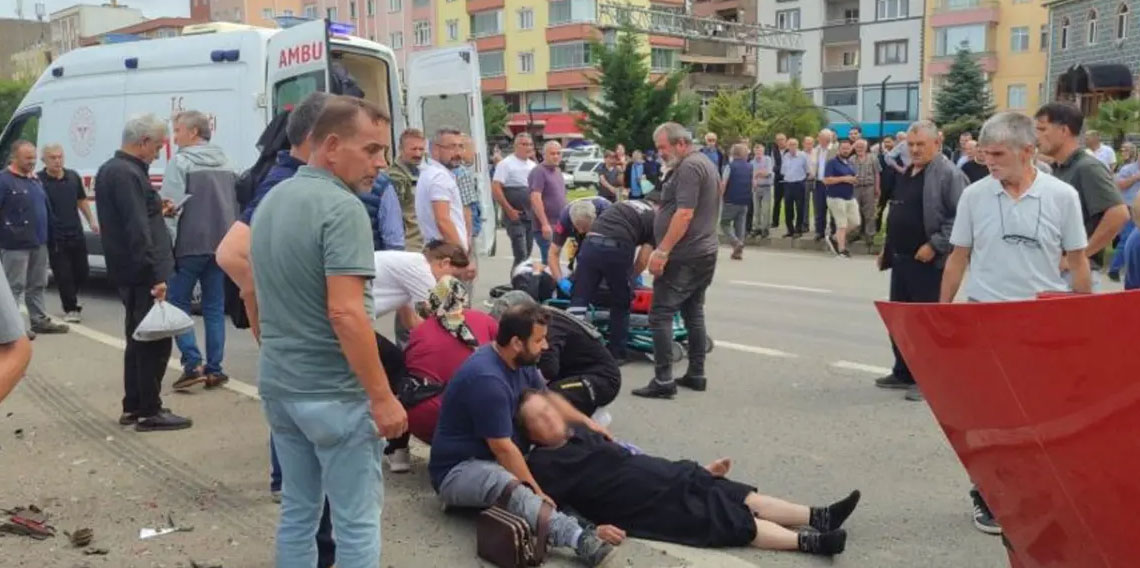 Giresun’da kavşakta iki araç çarpıştı: 4 yaralı