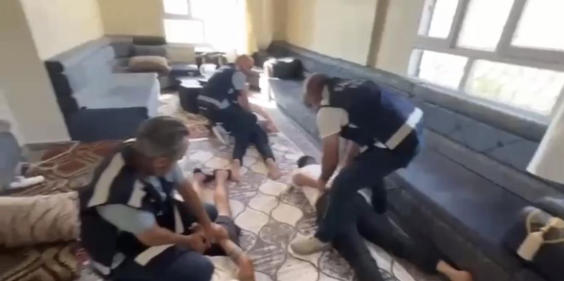 Ağlayan kadını fark eden Samsun polisi izi Şanlıurfa’daki bağ evine kadar sürdü