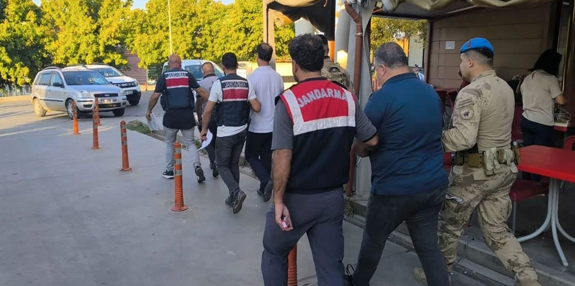 İzmir'de FETÖ operasyonunda 21 şüpheli yakalandı
