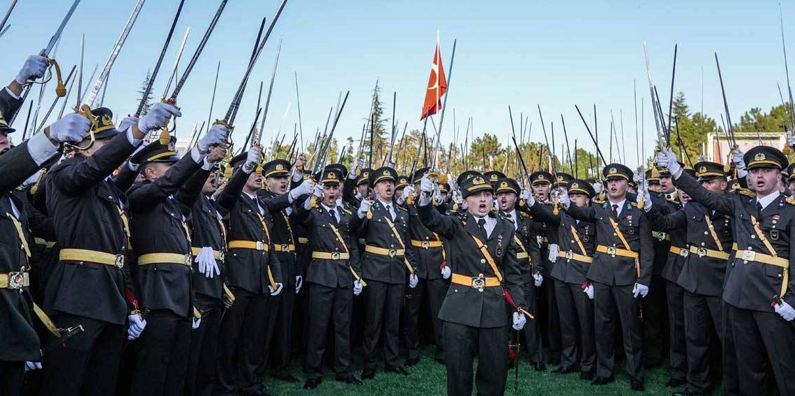 TSK’den ihraç edilmişlerdi: Kılıçla yemin eden 5 teğmen hakkında yeni soruşturma