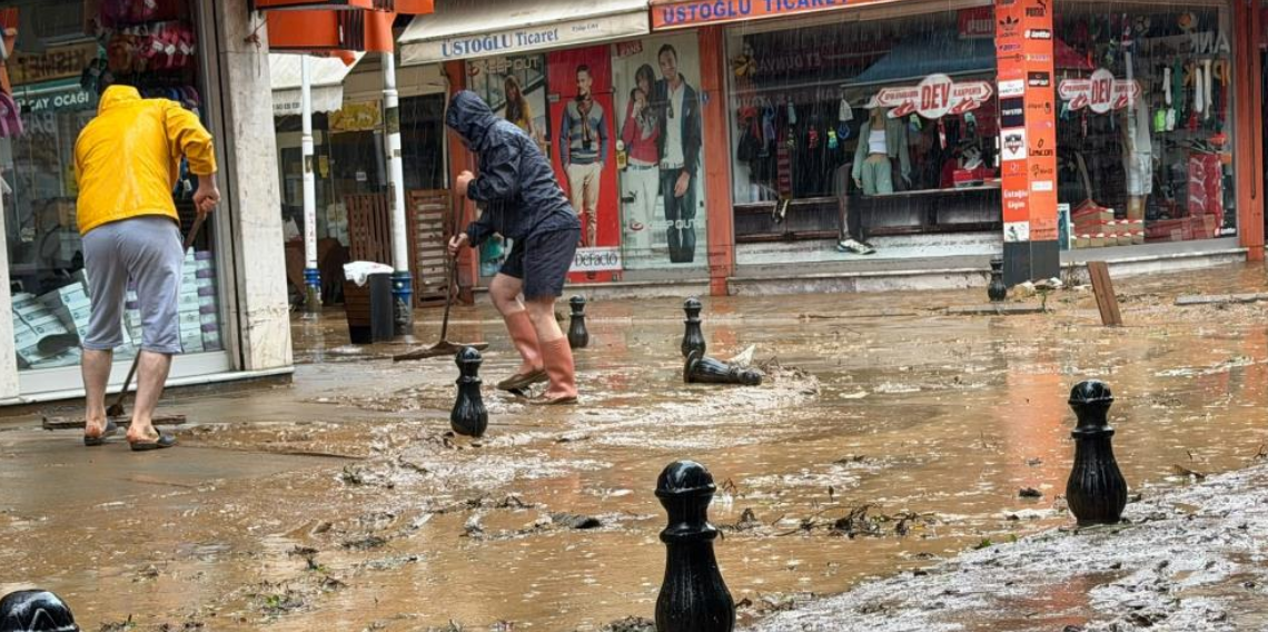Rize'de Pazar ilçesinde sel suları çekiliyor, iş yerlerinde temizlik çalışmaları başladı