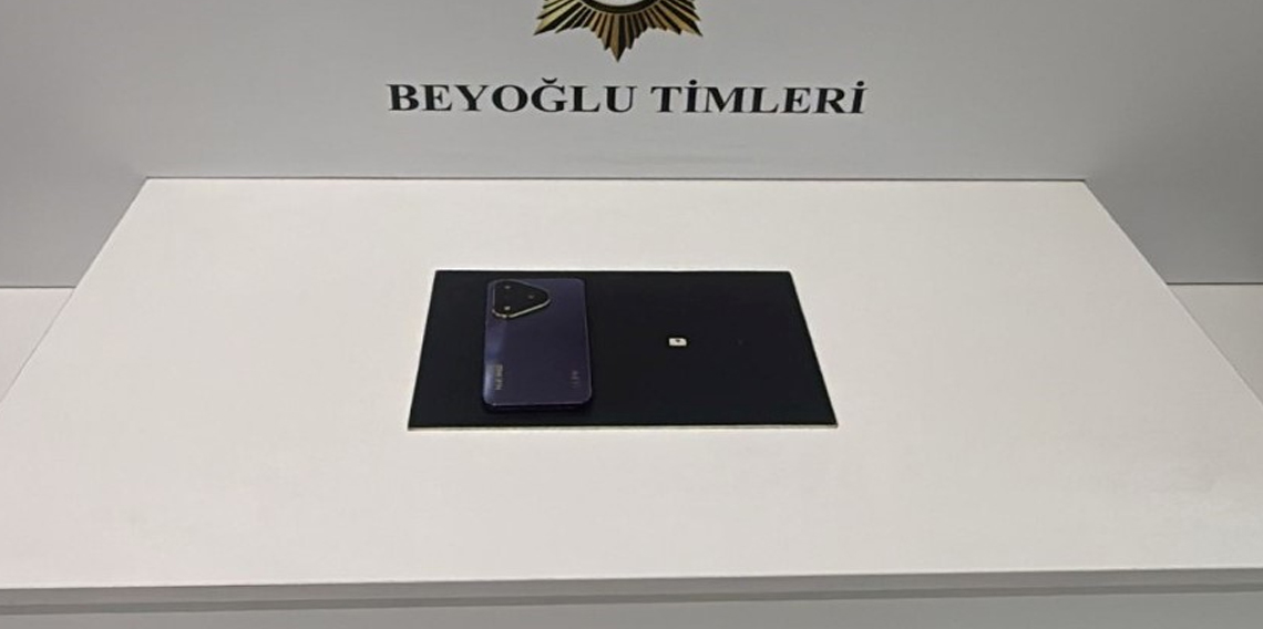 Bankta unutulan cep telefonunu çaldı
