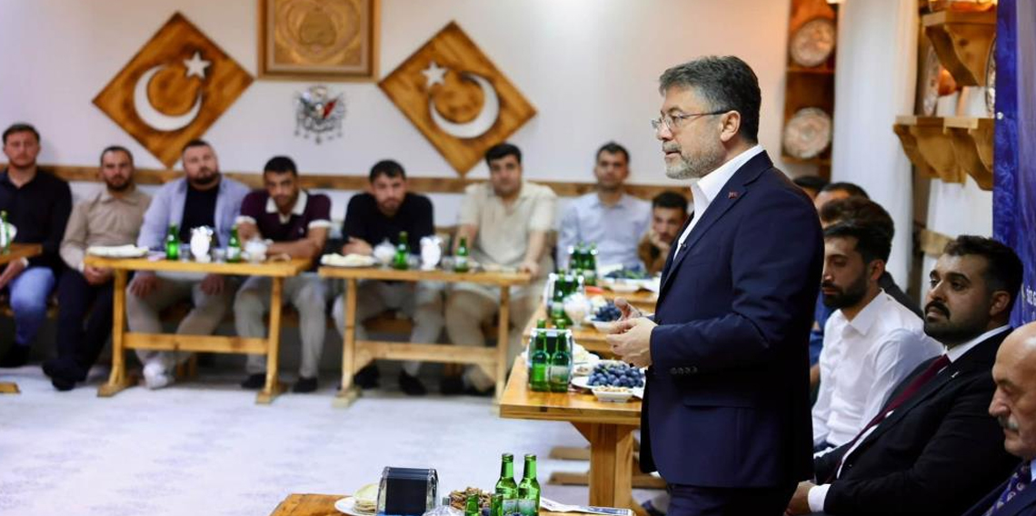 Bakan Yumaklı, Erzincan’da gençlerle buluştu