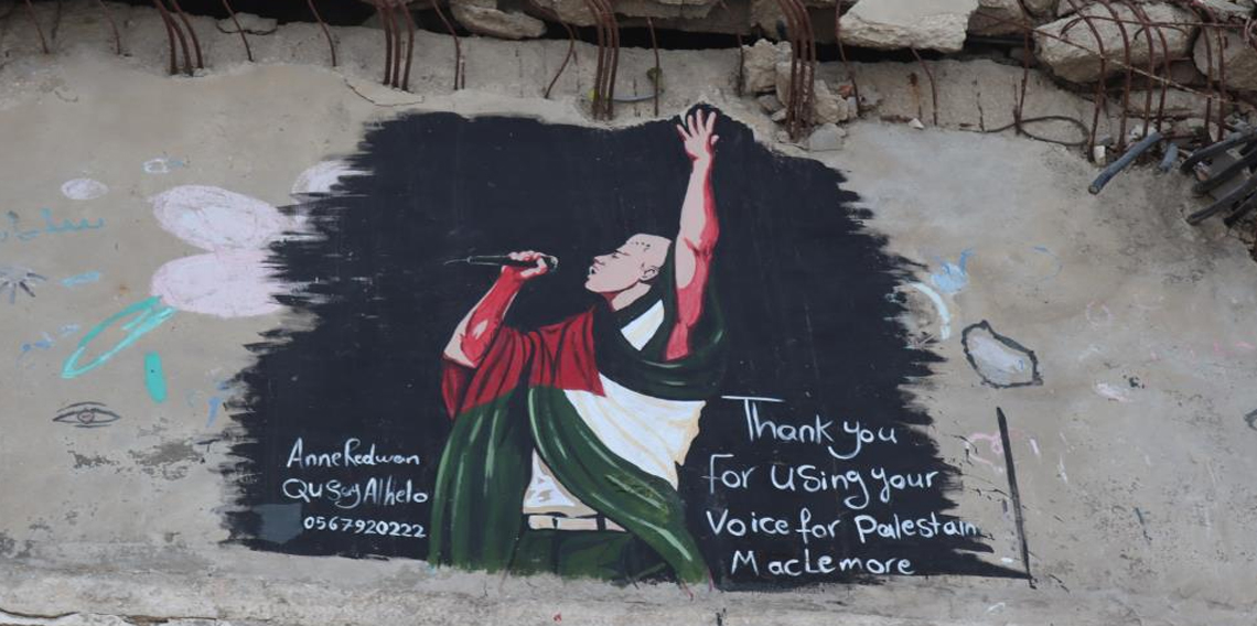 Gazze’de sanatçılar, bina duvarına Filistin’i destekleyen ABD’li rapçi Macklemore’un resmini çizdi