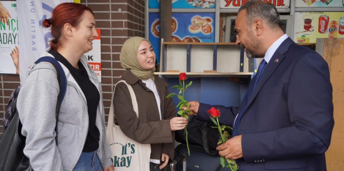 Rektör Akkaya yeni öğrencileri otogarda karşıladı
