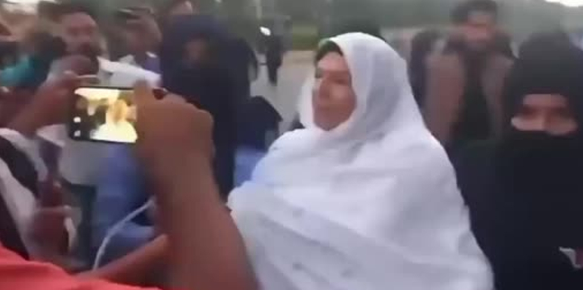 Pakistan’da tutuklu eski Başbakan Khan’ın kardeşi Aleema Khan gözaltına alındı
