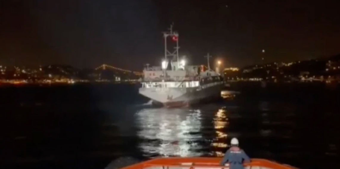 İstanbul Boğazı'ndan geçişi sırasında arızalanan kuru yük gemisi kurtarıldı