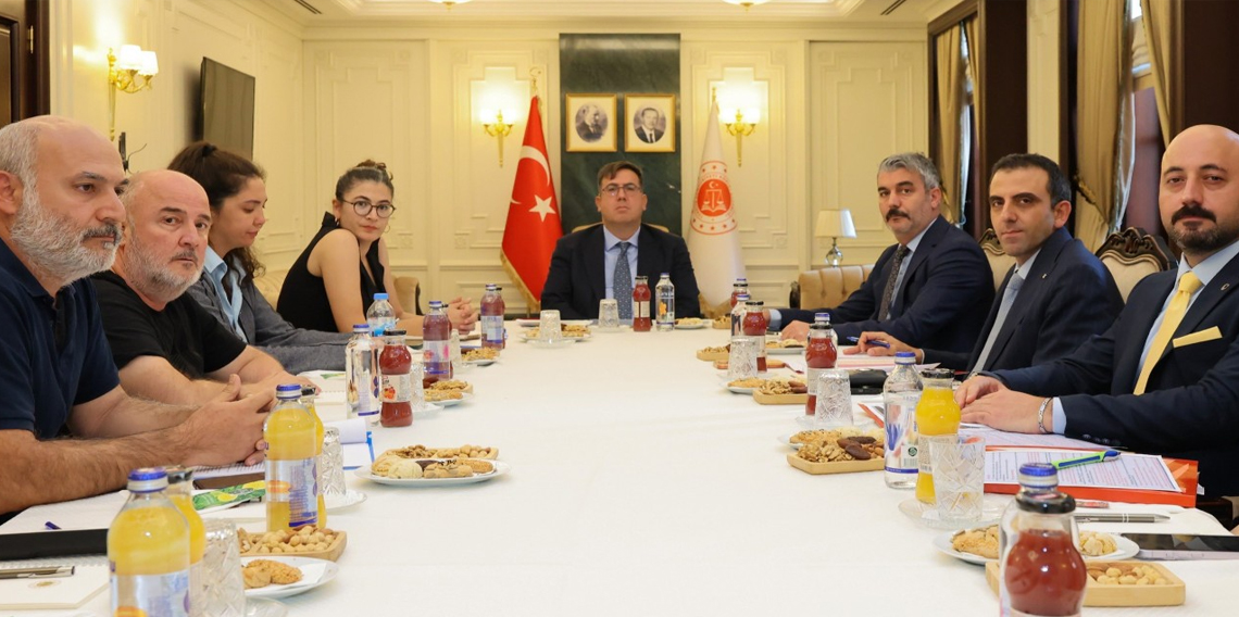 Adalet Bakan Yardımcısı Tuncay, Adalet Peşinde Aileleri Platformu üyeleriyle bir araya geldi