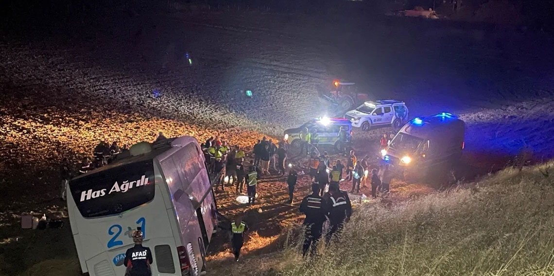 Amasya'da kontrolden çıkan yolcu otobüsü tarlaya girdi çok sayıda yaralı var